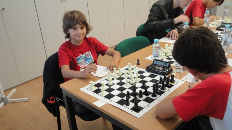 Menino de 10 anos derrotou mestre de xadrez e fez segredo na escola