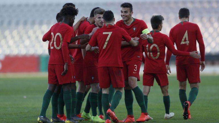 Seleção Sub-19 goleia Escócia e está apurada para o Campeonato da Europa  (4-0) – Observador