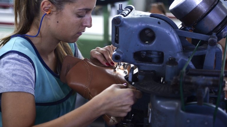 Fábrica de calçado Ecco vai trabalhadores até final ano – Observador
