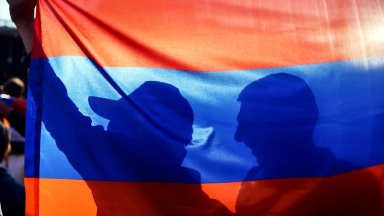 Armênia acusa Turquia de derrubar avião militar a partir do Azerbaijão -  29/09/2020 - Mundo - Folha